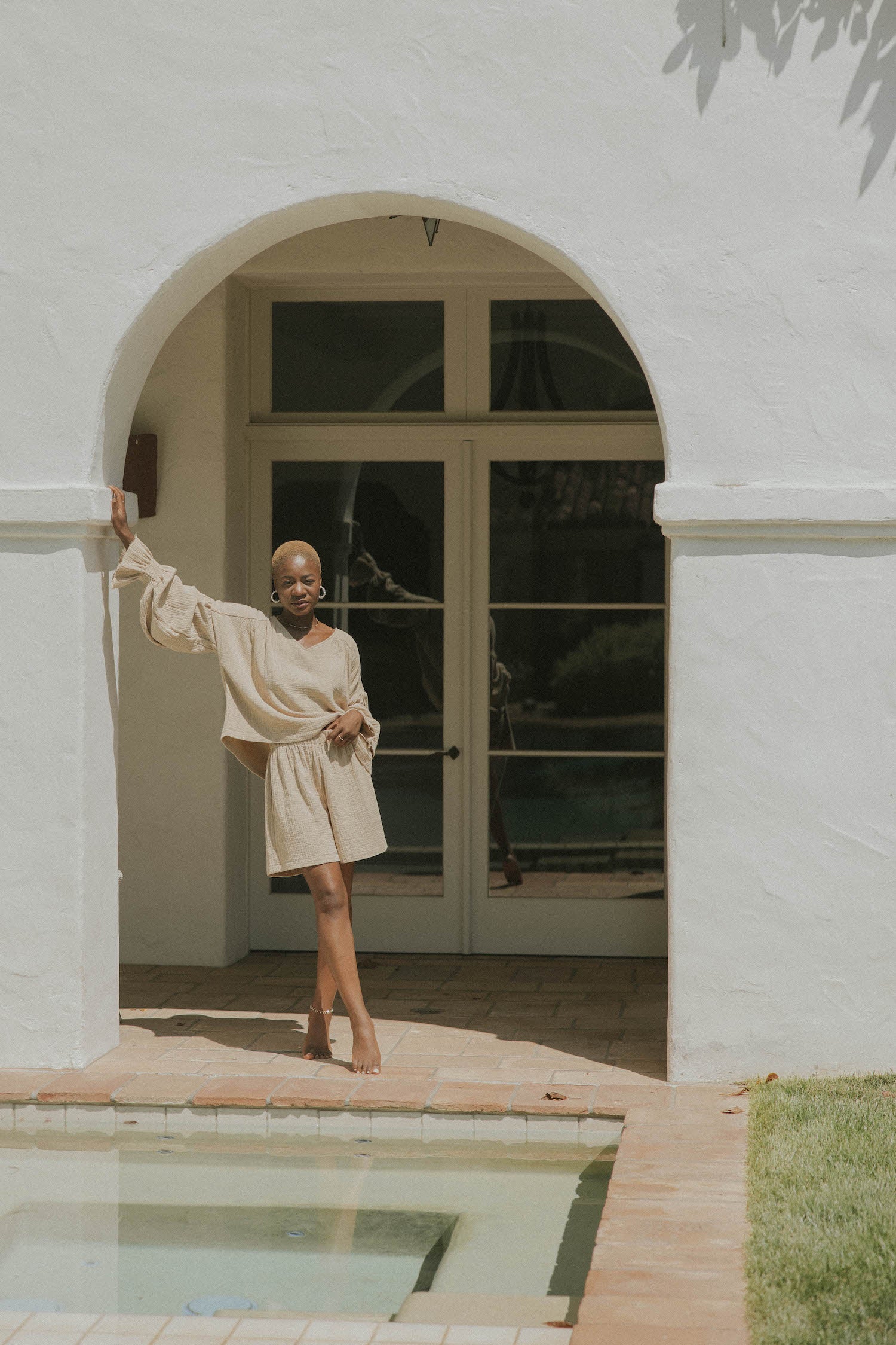Mid-length muslin beach shorts for women in brown.